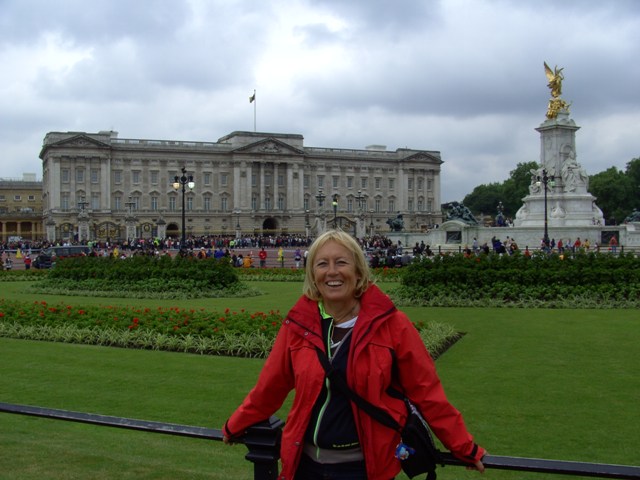 bild1398 Meine Queen Mum vor dem Buckigham Palast