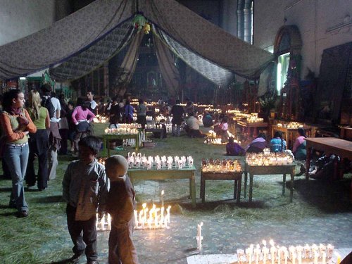 rkc8mpsrapawn6zpqipn7etro1_500 Kirche von innen an einem wohl ruhigen Tag (Internet-Download)
