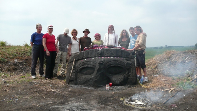 p1090401 die Gruppe mit Norbert und Gloria am alten Ritualplatz Maria Tecum im Tiefland
