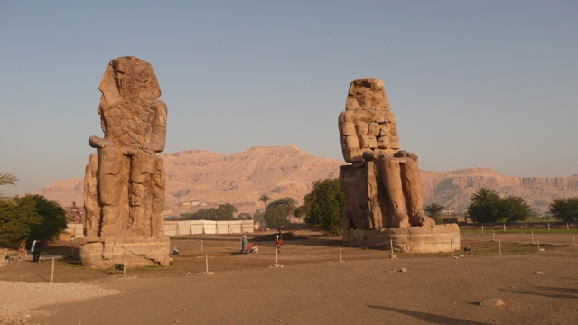 die Memnon-Kolosse am Westufer