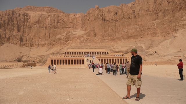 der prächtige Hatshepsut-Tempel in beeindruckender Kulisse