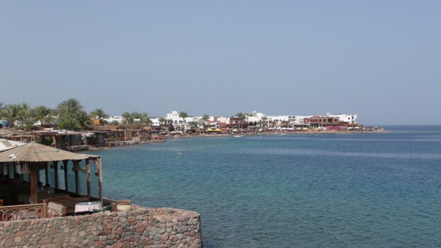 Die Bucht von Dahab bei Tag