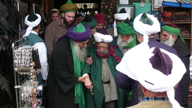 p1100373 der Sheikh beim Auszug aus der Moschee nach dem Freitagsgebet